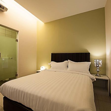 Seven Hotel Putatan Bagian luar foto