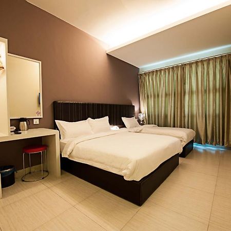 Seven Hotel Putatan Bagian luar foto