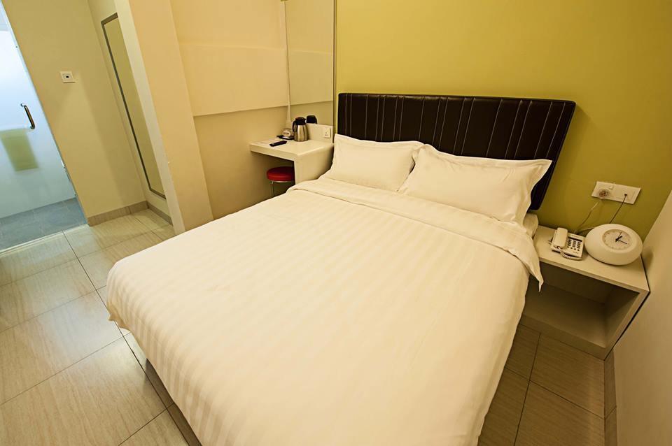 Seven Hotel Putatan Bagian luar foto
