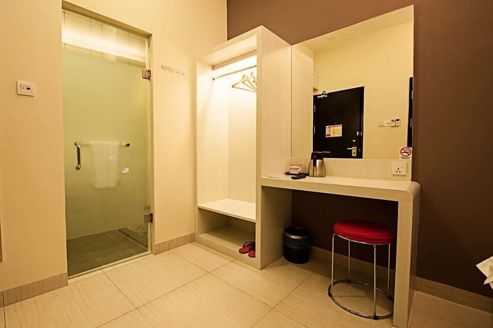 Seven Hotel Putatan Bagian luar foto