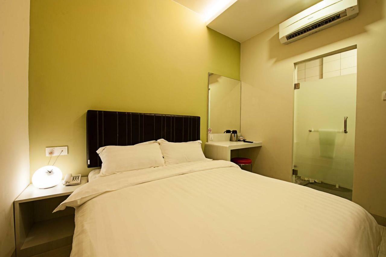Seven Hotel Putatan Bagian luar foto
